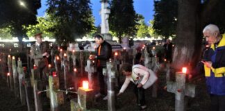 (FOTO) Mare de candele în Cimitirul Eroilor din Buzău