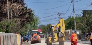 (FOTO) Asfaltări de 1 Mai, la Râmnicu Sărat. ,,Le mulțumesc tuturor acelora care au ales să dea micii și berea pe lopeți!”