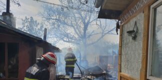 (FOTO) Casă în flăcări, la Podgoria. Mai multe echipaje ale ISU, trimise la incendiu