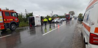 (UDPATE/VIDEO) Autocar răsturnat pe E85. Victime multiple, trafic blocat la ieșire din Râmnicu Sărat spre Focșani. Plan Roșu activat