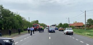 (UPDATE/FOTO) Dubiță cu deținuți, implicată în accident, la Poșta Câlnău. Coliziune între trei autovehicule
