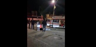 Scene șocante în plină stradă! Bătaie cu topoare. Unul dintre scandalagii a dat cu mașina peste grupul rival