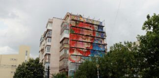 (FOTO) ,,Fetița cu păpădia”, apariție spectaculoasă pe un bloc din Buzău