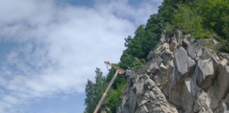 (FOTO) Urmează plasele de protecție. Lucrări pe DN 10, zona Barajului Siriu