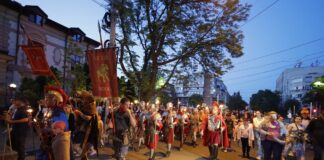 (FOTO) Dacii, romanii și gladiatorii au încântat sute de buzoieni, la parada cu torțe. Azi, vine Gașca Zurli!