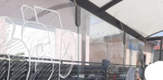 (FOTO) Ce au pățit doi adolescenți, prinși de polițiștii locali experimentând grafitii într-o stație de autobuz și pe ușile unor blocuri