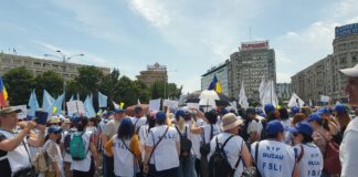 (VIDEO/FOTO) ,,Suntem aici!” Aproape 300 de sindicaliști din educația buzoiană, la protestul din Capitală