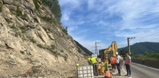 (FOTO) DN 10, SIRIU. Stadiul lucrărilor de consolidare a versanților din zona Barajului Siriu