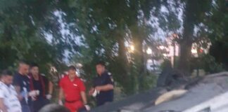 (UPDATE/FOTO) S-au răsturnat cu mașina. Șoferul a murit, patru adolescenți sunt în spital
