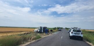 (FOTO) Autocisternă răsturnată, la Valea Râmnicului. Șoferul a fost rănit
