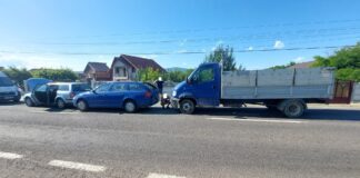 (FOTO) Femeie rănită într-un accident în care au fost implicate trei autovehicule