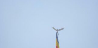 (VIDEO/FOTO) Drapelul, arborat de polițiști, în cel mai înalt punct din Munții Buzăului