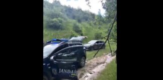 (VIDEO) Încă o familie rămasă cu mașina împotmolită pe un drum turistic. Au intervenit jandarmii