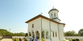 (FOTO) Slujbă oficiată de ÎPS Ciprian, la Schitul Berca