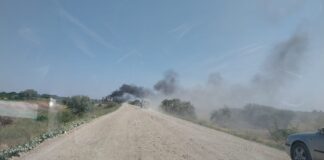(UPDATE/FOTO) Incendiu de proporții la o stație de asfalt din Săpoca. Mobilizare impresionantă de forțe