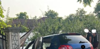 (FOTO) Tânăr grav rănit, luat cu elicopterul SMURD. A intrat cu mașina într-un gard