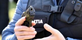 Focuri de armă trase de polițiști, pentru aplanarea unui conflict între două familii din Mărăcineni. Trei persoane, în arest