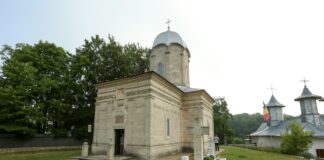 (FOTO) Schitul Cetățuia și-a sărbătorit hramul. Slujbă în biserica veche