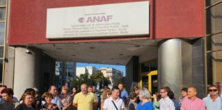 (FOTO) Protest la Fiscul buzoian. Salariații au ieșit în fața „corabiei”