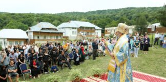 (FOTO) Hramul Mănăstirii Ciolanu. A oficiat ÎPS Ciprian