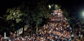(Galerie FOTO) Mii de râmniceni, la procesiunea cu Epitaful Adormirii Maicii Domnului