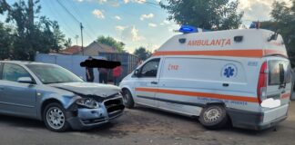 (UPDATE/FOTO) Ambulanță implicată într-un accident, la Mătești