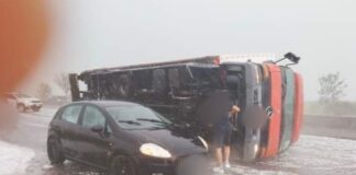 (FOTO) Două autovehicule, răsturnate pe E85. Trafic îngreunat în zona Crucea Comisoaiei