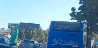 (UPDATE) Autobuz și mașină, accident pe Bulevardul Unirii. Două persoane, evaluate medical