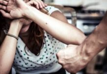 Femeie răpită, sechestrată și bătută de fostul iubit. Instanța îi respinsese ordinul de protecție