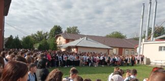 (Galerie FOTO) PĂTÂRLAGELE. Festivități cu mii de participanți, la redeschiderea școlilor