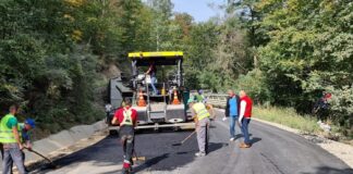 (FOTO) Reabilitarea drumului Vintilă-Vodă – Sărulești – Bisoca, în plină desfășurare. Președintele Neagu, vizită pe șantier