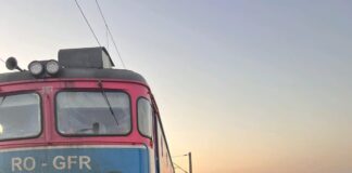 (UPDATE/FOTO) Tragedie pe calea ferată, la Țintești. Trei persoane au murit. Șoferul, în stare gravă
