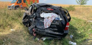 (FOTO) Două femei, rănite într-un accident grav pe E85