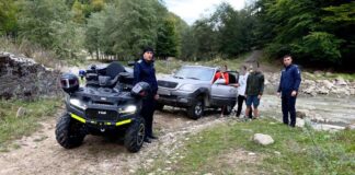 Bucureșteni blocați cu un jeep în albia unui râu, ajutați de jandarmi