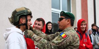 (Galerie FOTO) Militarii buzoieni, în mijlocul elevilor. Activități dedicate Zilei Armatei Române
