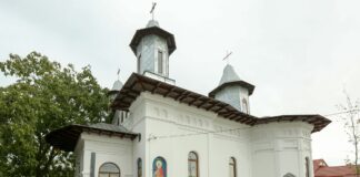 (Galerie FOTO) Sărbătoare pentru enoriașii din Oreavul. Sfințirea bisericii restaurate, oficiată de ÎPS Ciprian