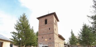 (FOTO) Mănăstirea Bradu, redeschisă după 160 de ani! Sute de enoriași, participanți la slujba oficiată de ÎPS Ciprian