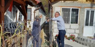 (FOTO) ,,A vrut să se asigure că cele 6 familii greu încercate încep să-și reia viața normală”. Șeful de la Casa Albă, vizită la Siriu