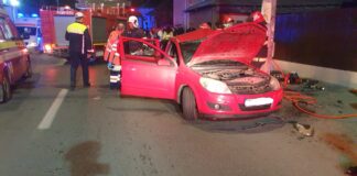 (FOTO) Trei tineri, răniți după s-au izbit cu mașina de un stâlp