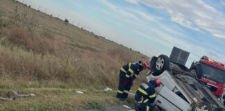(FOTO) Mașină răsturnată pe DN1 B. Trei persoane au fost rănite