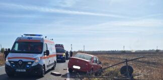 (UPDATE/FOTO) Familie cu doi copii, la spital. Căruța în care se aflau, spulberată de o mașină condusă de un octogenar