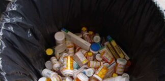 Farmacie clandestină la poarta casei. Buzoianul vindea ilegal medicamente, unele dintre ele expirate