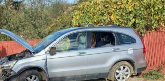 (FOTO) Mașină răsturnată, patru răniți. Accident la Mătești