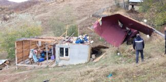 (FOTO) Familie rămasă fără acoperiș, ajutată de Prefectura Buzău