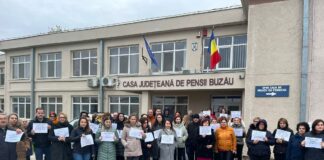 (FOTO) Nu se lucrează cu publicul, timp de două ore! Protest la Casa de Pensii Buzău