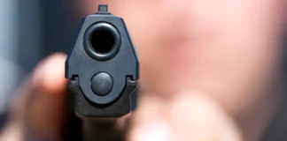 Amenințare cu pistolul în trafic. Ce a pățit puștiul care l-a speriat pe un buzoian