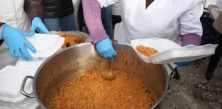 Masă tradițională și spectacol, în Crâng, de Ziua Națională. Peste 3000 de porții de fasole, pregătite de Consiliul Județean