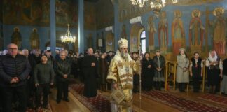 (FOTO) IPS Ciprian a slujit în biserica din Pruneni, Zărnești