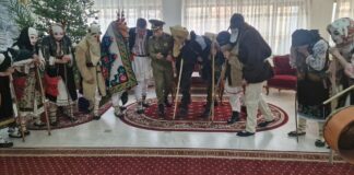 (FOTO) Colindători la Casa Albă. Tradițiile de pe Valea Slănicului, aduse la Buzău