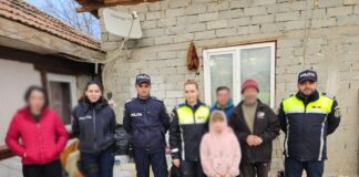 (FOTO) Familie cu șase copii, vizită surpriză din partea polițiștilor